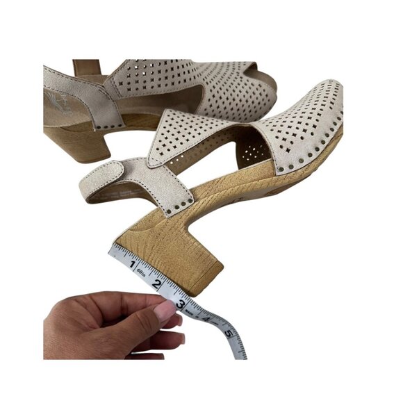 Dansko Teagan Womens Beige Perforated Leather Heeled Sandals SZ 40 EU/ 9.5-10 US - Picture 7 of 16